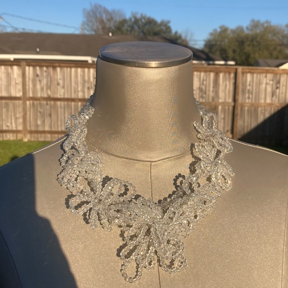 White crystal beaded flower wire necklace with silver tone Preowned Unbranded